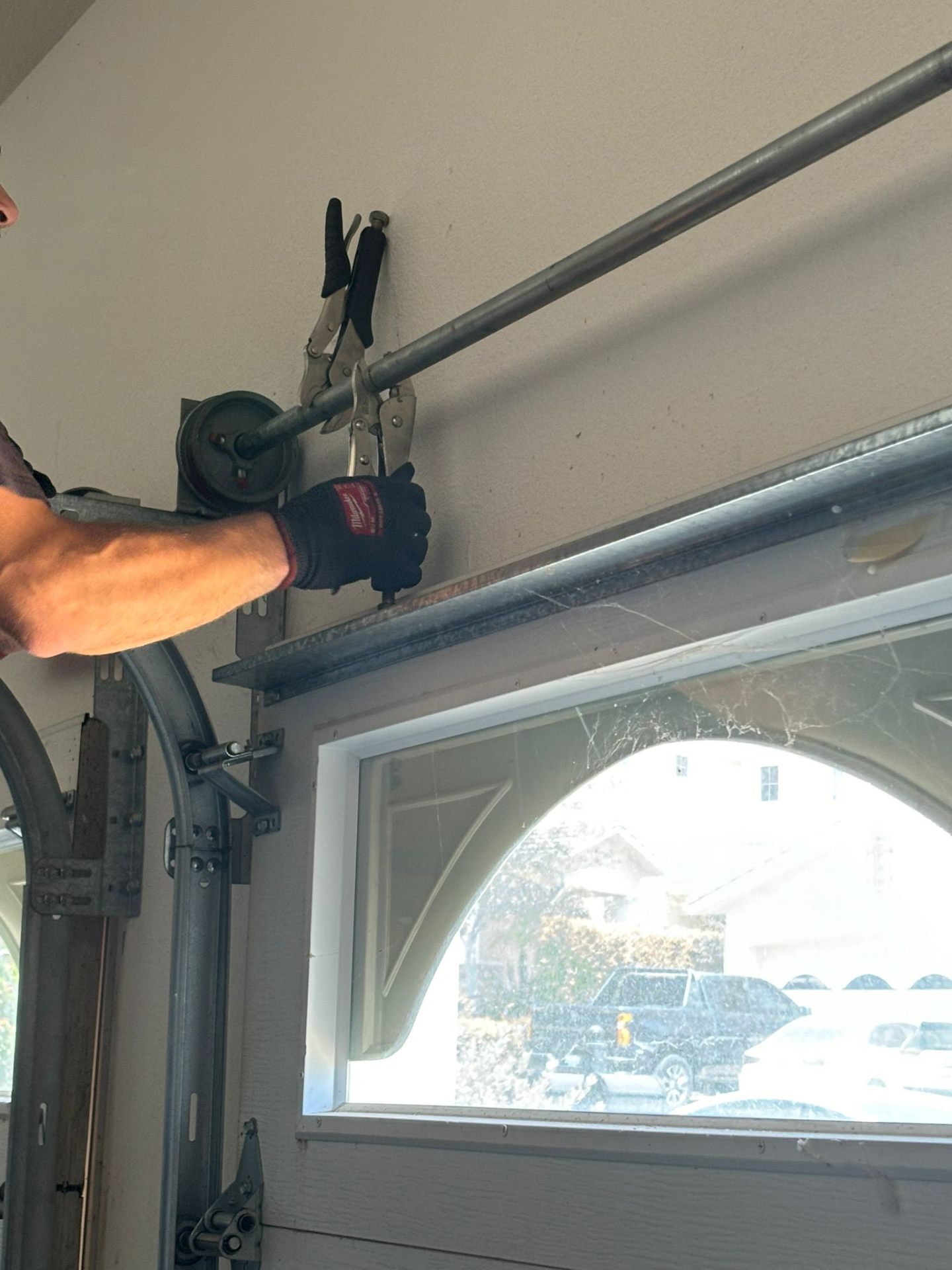Securing the torsion bar during spring service